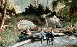 Video-Dokumentarist Nick van Owen (Vince Vaughn, l.), System-Spezialist Eddie Carr (Richard Schiff, M.) und Chaos-Forscher Ian Malcolm (Jeff Goldblum) erstarren: Sie entdecken Dinosaurier, die eigentlich l&auml;ngst ausgestorben sind...  +++ Die Verwendung des sendungsbezogenen Materials ist nur mit dem Hinweis und Verlinkung auf RTL+ gestattet. +++