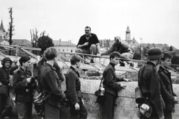 Bernhard Wicki mit seinen Darstellern bei den Dreharbeiten zu "Die Br&uuml;cke".