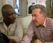 Quincy (Jack Klugman, r.) befragt Starvin' Marvin (Tony Burton), einen Kollegen des verstorbenen Truckers Hank Cheznell. Quincy (Jack Klugman, r.) befragt Starvin' Marvin (Tony Burton), einen Kollegen des verstorbenen Truckers Hank Cheznell.