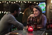 Unerwartete Zweisamkeit: Anthony Hill als Dr. Winston Ndugu, Natalie Morales als Dr. Monica Beltran