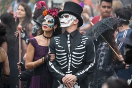 Estrella (Stephanie Sigman) und Bond (Daniel Craig) im Umzug des Tages der Toten in Mexiko. Bleiben sie unentdeckt?  +++ Die Verwendung des sendungsbezogenen Materials ist nur mit dem Hinweis und Verlinkung auf RTL+ gestattet. +++