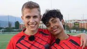 Kilian und Malik sind selbst erstaunt &uuml;ber ihr Geschick beim Rugby-Spielen.