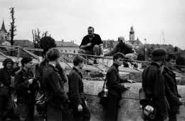 Bernhard Wicki mit seinen Darstellern bei den Dreharbeiten zu "Die Br&uuml;cke".