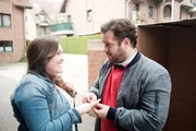Nadine (Sarah Victoria Schalow) ist überwältigt vor Glück: Klaus (Ben Engel) hat ihr endlich den lange ersehnten Heiratsantrag gemacht. Nadine (Sarah Victoria Schalow) ist überwältigt vor Glück: Klaus (Ben Engel) hat ihr endlich den lange ersehnten Heiratsantrag gemacht.