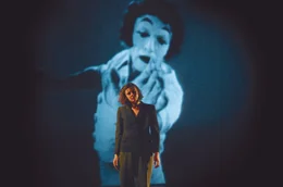 Aur&eacute;lia Marceau, die Tochter von Marcel Marceau, in einem Theaterst&uuml;ck &uuml;ber das Leben ihres Vaters &ndash; eine Hommage an den wohl ber&uuml;hmtesten Pantomimen der Welt.