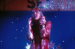 Als Carrie (Sissy Spacek) auf dem Abschlussball mit Schweineblut &uuml;bersch&uuml;ttet wird, rastet sie aus.