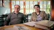Antje und Dieter Nagel halten sich bei der Restaurierung an das originale Form- und Farbkonzept von Alfred Arndt, der in den 1920er-Jahren am Bauhaus Dessau studierte. Sie lassen auch die Lampen nachbauen und weihen den einstigen Blauen Saal 2005 wieder als Hotel-Restaurant ein. Antje und Dieter Nagel halten sich bei der Restaurierung an das originale Form- und Farbkonzept von Alfred Arndt, der in den 1920er-Jahren am Bauhaus Dessau studierte. Sie lassen auch die Lampen nachbauen und weihen den einstigen Blauen Saal 2005 wieder als Hotel-Restaurant ein.