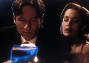Mulder (David Duchovny, l.) und Scully (Gillian Anderson, r.) bergen aus dem Grab eines ermordeten Juden ein "Sefer Yeziah", das plötzlich in Flammen aufgeht. Mulder (David Duchovny, l.) und Scully (Gillian Anderson, r.) bergen aus dem Grab eines ermordeten Juden ein "Sefer Yeziah", das plötzlich in Flammen aufgeht.