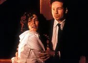 Mulder (David Duchovny, r.) hält Ariel Weiss (Justine Miceli, l.) zurück, die sich am liebsten dem Golem ihres ermordeten Verlobten in die Arme stürzen würde. Mulder (David Duchovny, r.) hält Ariel Weiss (Justine Miceli, l.) zurück, die sich am liebsten dem Golem ihres ermordeten Verlobten in die Arme stürzen würde.
