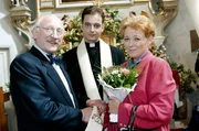Im Bild (v.li.): Herr Prohaska (Karl Merkatz), Priester (Paul Matic), Frau Prohaska (Lotte Marquardt)