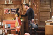 W&auml;hrend Max (Kat Dennings, l.) Han bei einer heiklen Angelegenheit hilft, wird sie gezwungen, sich mit ihrer Beziehung zu Randy (Ed Quinn, r.) auseinanderzusetzen, als dieser verk&uuml;ndet, wieder nach L.A. fliegen zu m&uuml;ssen ...