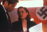 Mulder (David Duchovny, l.) und Scully (Gillian Anderson, r.) stoßen in einer Druckerei in Brooklyn auf antijüdisches Hetzmaterial, womit das Motiv für den Mord an Isaac Luria schon geklärt zu sein scheint. Mulder (David Duchovny, l.) und Scully (Gillian Anderson, r.) stoßen in einer Druckerei in Brooklyn auf antijüdisches Hetzmaterial, womit das Motiv für den Mord an Isaac Luria schon geklärt zu sein scheint.