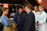 Nach alldem was geschehen ist, macht sich Luca (Manuel Cortez, 2.v.l.) f&uuml;r Nina (Maria Wedig, l.) stark ...