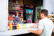 Frau Schwanke, die Kioskbesitzerin, f&uuml;hlt sich inzwischen zu alt f&uuml;r ihren Job und verkauft ihren Laden. Ausgerechnet an Woozle. Sein Plan: Gemeinsam mit dem Meerwoozchen Dinge verkaufen und nebenbei kostenlos S&uuml;&szlig;igkeiten futtern. Re.: Sim&oacute;n (Sim&oacute;n Albers)