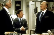 Thanksgiving: Mike (Michael J. Fox, M.) versucht zu schlichten. Winston sen. (Philip Bosco, r.) streitet sich mit Randall (Barry Bostwick, l.). Thanksgiving: Mike (Michael J. Fox, M.) versucht zu schlichten. Winston sen. (Philip Bosco, r.) streitet sich mit Randall (Barry Bostwick, l.).