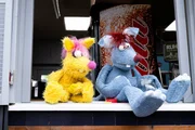 Woozle (re.) hat Frau Schwankes Kios &uuml;bernommen. Das findet auch Woonie richtig gut!