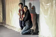 Gelingt es Zari (Tala Ashe, r.) und dem Team, das Leben des jungen Ray (Jack Fisher, l.) zu retten?