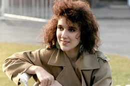 Zu Beginn ihrer Karriere zeigt sich C&eacute;line Dion im typischen Look der 80er Jahre.