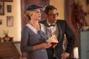 Ava Sharpe (Jes Macallan) und Gary Green (Adam Tsekhman)