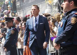 Bond (Daniel Craig, M.) verfolgt Marco Sciarra w&auml;hrend des Festzuges am Tag der Toten.  +++ Die Verwendung des sendungsbezogenen Materials ist nur mit dem Hinweis und Verlinkung auf RTL+ gestattet. +++