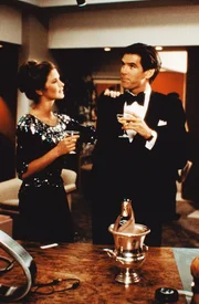 Holt (Stephanie Zimbalist) und Steele (Pierce Brosnan) werden beauftragt, einen verschwundenen Star-Restaurantkritiker zu suchen. Holt (Stephanie Zimbalist) und Steele (Pierce Brosnan) werden beauftragt, einen verschwundenen Star-Restaurantkritiker zu suchen.