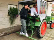 Tim Mälzer (l.) in Hayingen. Tim Mälzer (l.) in Hayingen.