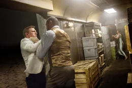 James Bond (Daniel Craig, l.) und Mr. Hinx (Dave Bautista) liefern sich einen Kampf.  +++ Die Verwendung des sendungsbezogenen Materials ist nur mit dem Hinweis und Verlinkung auf RTL+ gestattet. +++