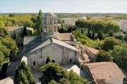 Im Mittelalter soll ein rotes Licht im Turm der Märtyrer-Kirche St. Honorat den Toten den Weg gewiesen haben. Im Mittelalter soll ein rotes Licht im Turm der Märtyrer-Kirche St. Honorat den Toten den Weg gewiesen haben.