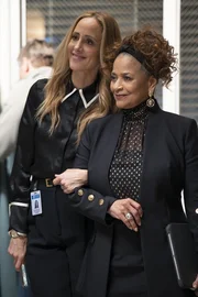 Dr. Teddy Altman (Kim Raver, l.); Dr. Catherine (Debbie Allen, r.)