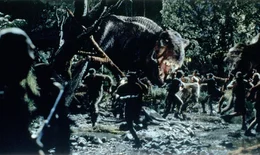 Nach der Vernichtung des Lagers der Tierf&auml;nger-Crew hetzt ein T. Rex seine H&auml;scher durch ein ausgetrocknetes Flu&szlig;bett.  +++ Die Verwendung des sendungsbezogenen Materials ist nur mit dem Hinweis und Verlinkung auf RTL+ gestattet. +++