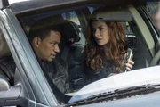 Um einen neuen Fall zu l&ouml;sen, leisten Billy (Laz Alonso, l.) und Laura (Debra Messing, r.) vollen Einsatz ...