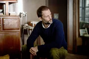 Der Schriftsteller Adrien Winckler (Nicolas Duvauchelle) begibt sich auf eine Reise in die Vergangenheit von Albert Desiderio: Er soll dessen Lebensgeschichte zu einem Roman verarbeiten.