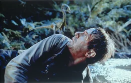 Getrennt von den anderen J&auml;gern macht Dieter (Peter Stormare) Bekanntschaft mit einem Compsognathus.  +++ Die Verwendung des sendungsbezogenen Materials ist nur mit dem Hinweis und Verlinkung auf RTL+ gestattet. +++