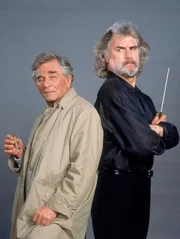 Hollywood-Komponist Findlay Crawford (Billy Connolly, re.) hat einen raffinierten Plan entwickelt, um seinen jungen Rivalen aus dem Weg zu räumen. Doch da hat er die Rechnung ohne Lieutenant Columbo (Peter Falk) gemacht... Hollywood-Komponist Findlay Crawford (Billy Connolly, re.) hat einen raffinierten Plan entwickelt, um seinen jungen Rivalen aus dem Weg zu räumen. Doch da hat er die Rechnung ohne Lieutenant Columbo (Peter Falk) gemacht...