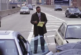 Doyle (Samuel L. Jackson) findet Gavins Akte am Unfallort.
