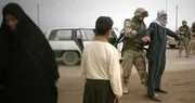 Amerikanische Soldaten kontrollieren regelm&auml;&szlig;ig Personen nach Waffen.