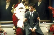 Mike (Michael J. Fox, r.) wird vom Nikolaus Winston (Barry Bostwick, l.) auf den Scho&szlig; genommen.