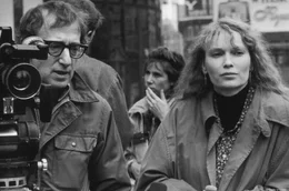 Der US-amerikanische Regisseur, Drehbuchautor und Schauspieler Woody Allen und Mia Farrow am Set seines Films &bdquo;Crimes and Misdemeanors&ldquo; in New York (1980)