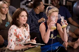 Kate (Tina Fey, l.) ist unfruchtbar. Deshalb engagiert sie Angie (Amy Poehler, r.) als Leihmutter. Doch die hat nichts als Bl&ouml;dsinn im Kopf, was der Ordnung liebenden Kate nicht gef&auml;llt ...