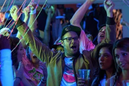 Als all die Pl&auml;ne, die Studentenverbindung aus dem Nachbarhaus zu vertreiben, fehlgeschlagen sind, entscheidet sich Mac (Seth Rogen, M.) dazu, das Partyvolk mit deren eigenen Waffen zu schlagen ...