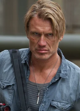Gunner Jensen (Dolph Lundgren) geh&ouml;rt zu der knallharten S&ouml;ldnertruppe, die Anf&uuml;hrer Barney Ross um sich geschart hat, um eine atomare Bedrohung riesigen Ausma&szlig;es abzuwenden ...