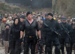 Sind bereit, alles zu geben, um die Menschheit zu besch&uuml;tzen: Barney Ross (Sylvester Stallone, vorne M.), Maggie (Nan Yu, vorne l.), Gunner Jensen (Dolph Lundgren, vorne 2.v.l.), Hale Caesar (Terry Crews, vorne 3.v.r.), Lee Christmas (Jason Statham, vorne 2.v.r.) und Toll Road (Randy Couture, vorne r.) ...