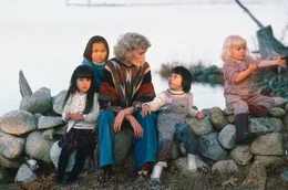 Mia Farrow mit ihren Kindern auf Martha's Vineyard, Massachusetts, im Jahr 1979: Lark Song (1973-2008), Soon-Yi Previn, Daisy Farrow und Fletcher Farrow (v.l.)
