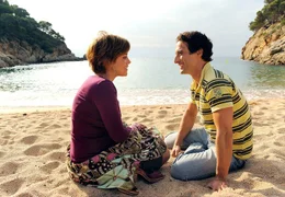 SWR Fernsehen URLAUB MIT KLEINEN FOLGEN, am Montag (06.06.11) um 20:15 Uhr. Billie (Muriel Baumeister) schw&auml;rmt f&uuml;r Juan (Gunther Gillian).