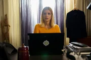 Als Sarah (Susan Sideroupolos) den Laptop mit all den Fotos von ihr findet, steht er plötzlich hinter ihr. Ihr Stalker! Als Sarah (Susan Sideroupolos) den Laptop mit all den Fotos von ihr findet, steht er plötzlich hinter ihr. Ihr Stalker!