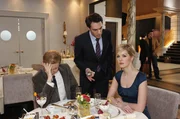 Alexandra (Ivonne Schönherr, r.) provoziert Mark (Arne Stephan, M.) weiterhin und untermauert ihre angebliche Affäre mit Philip (Philipp Romann, l.), indem sie sich mit ihm in aller Öffentlichkeit sehen lässt ... Alexandra (Ivonne Schönherr, r.) provoziert Mark (Arne Stephan, M.) weiterhin und untermauert ihre angebliche Affäre mit Philip (Philipp Romann, l.), indem sie sich mit ihm in aller Öffentlichkeit sehen lässt ...