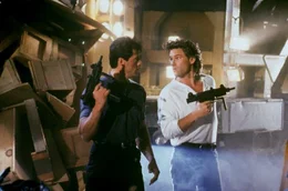 Seit einiger Zeit ermitteln die draufg&auml;ngerischen Cops Tango (Sylvester Stallone, l.) und Cash (Kurt Russell, r.) gegen den Verbrecherboss Yves Perret, der eine Intrige startet, die die beiden in den Knast bringt. Dort will Perret sie t&ouml;ten lassen, doch Tango und Cash k&ouml;nnen ausbrechen ...