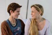 Iva (Christina Klein, r.) ist dankbar, dass sie in dieser schweren Zeit ihre Freundin Pia (Isabell Horn) an ihrer Seite hat. Iva (Christina Klein, r.) ist dankbar, dass sie in dieser schweren Zeit ihre Freundin Pia (Isabell Horn) an ihrer Seite hat.
