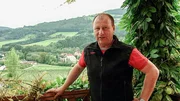Die Menschen im Apfelland verstehen mit der Natur umzugehen. Sie leben althergebrachtes Brauchtum in seiner bunten Vielfalt. Die Orte im Apfelland sind allesamt D&ouml;rfer mit Charakter. Nat&uuml;rlich spielt im Apfelland der Apfel eine Hauptrolle, aber abgesehen davon gibt es so viel zu entdecken: Harry Pr&uuml;nster entscheidet sich f&uuml;r den Ausschnitt &ouml;stlich vom Stubenbergsee, wo Br&uuml;ndln und Kneippanlagen seinen Weg s&auml;umen. Vom Apfelwirt in Stubenberg wandert er am Stubenbergsee vorbei zum Schloss Schielleiten. In Fieberbr&uuml;ndl, dem versteckten Wallfahrtsort, hat die Eisoase von Freddy einen ganz besonderen Stellenwert. Und wenn der Abend warm genug ist, gibt es f&uuml;r Harry zum Abschluss noch eine Erfrischung im eiskalten Bachwasser. Im Bild: Harry Pr&uuml;nster - Region Apfelland.