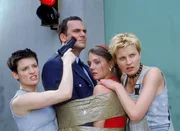 Pias (Katharina Schmaltz, 2.v.re.) Plan ist ausser Kontrolle geraten: Die Vattkes (li. Judith Sehrbrock, re. Sanna Englund) haben sie und Tom (Marcus Grüsser) als Geisel genommen, um sich ihren Weg in die Freiheit zu erzwingen... Pias (Katharina Schmaltz, 2.v.re.) Plan ist ausser Kontrolle geraten: Die Vattkes (li. Judith Sehrbrock, re. Sanna Englund) haben sie und Tom (Marcus Grüsser) als Geisel genommen, um sich ihren Weg in die Freiheit zu erzwingen...